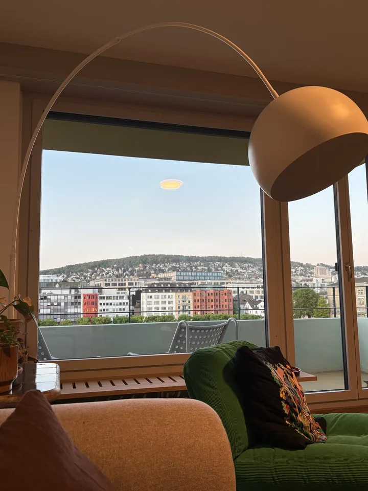 Grande chambre avec balcon privé dans un appartement de 96 m² | Quartier 4 | < 10 minutes à pied de la gare centrale