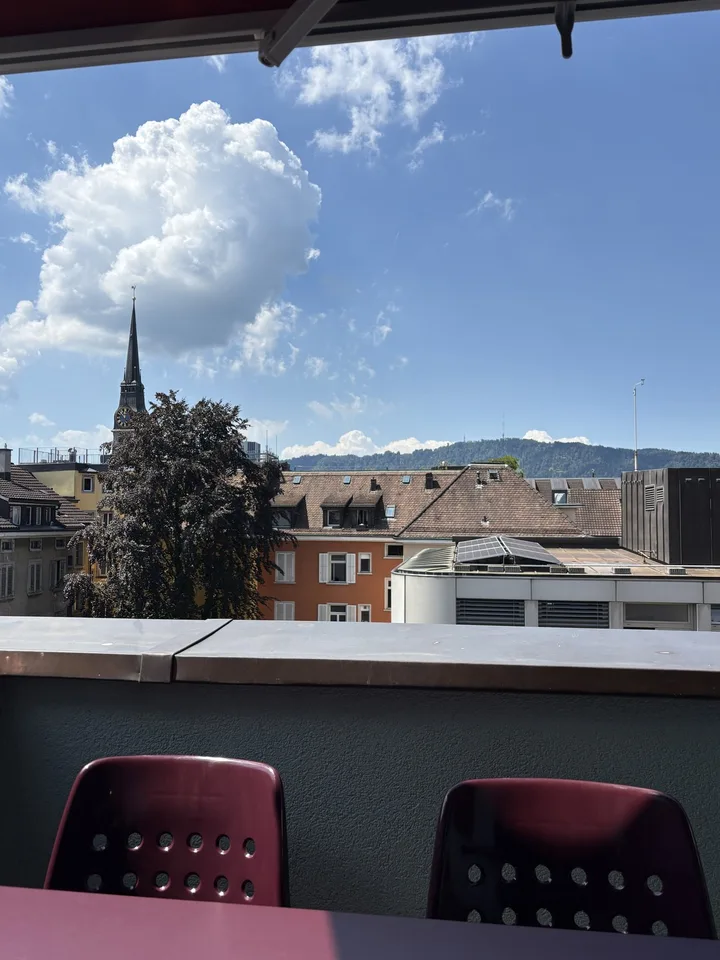 Grande chambre avec balcon privé dans un appartement de 96 m² | Quartier 4 | < 10 minutes à pied de la gare centrale