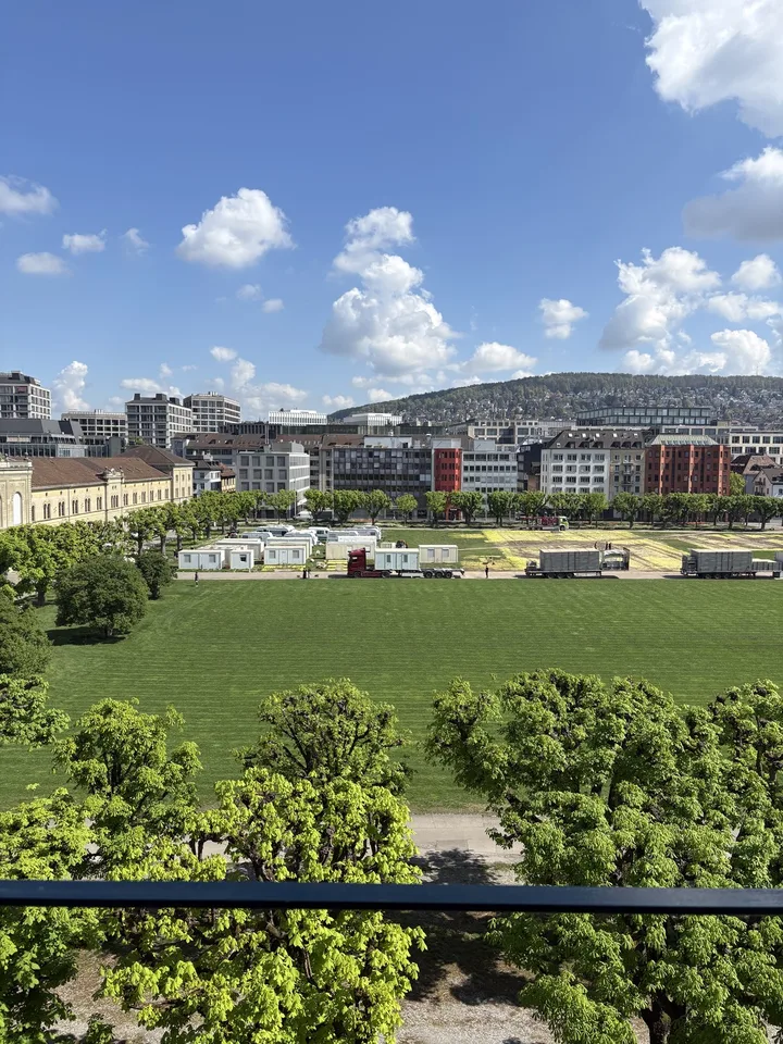 Grande chambre avec balcon privé dans un appartement de 96 m² | Quartier 4 | < 10 minutes à pied de la gare centrale
