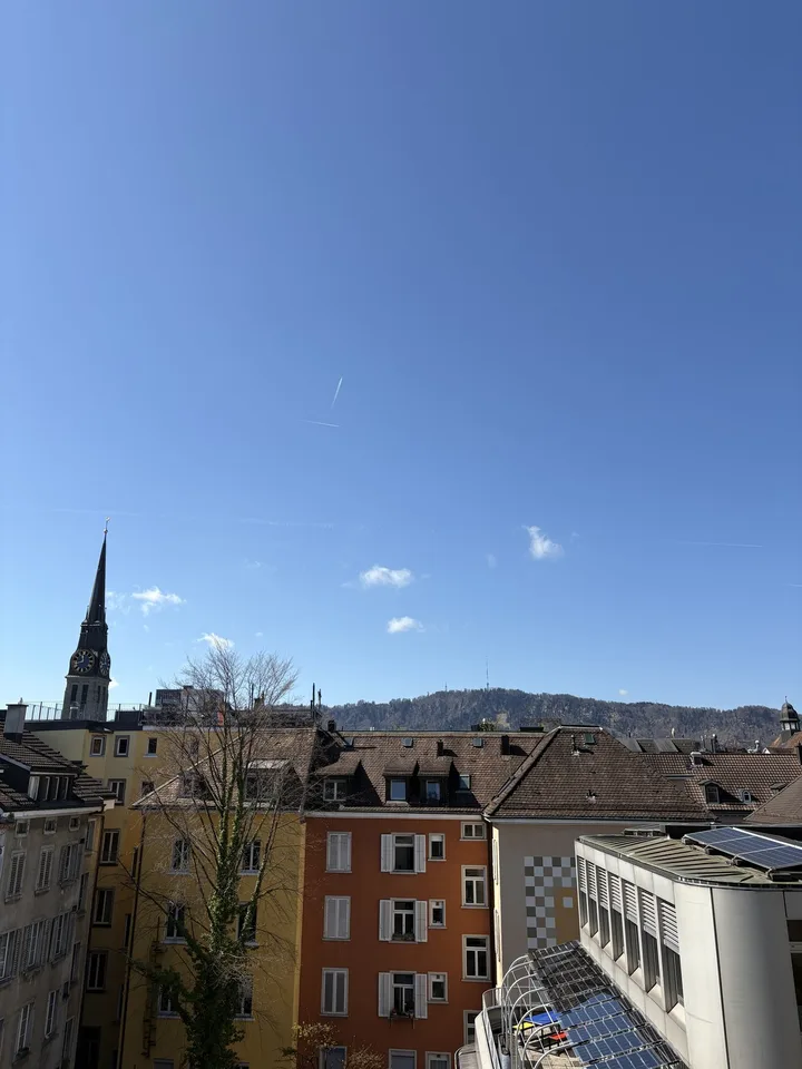 Grande chambre avec balcon privé dans un appartement de 96 m² | Quartier 4 | < 10 minutes à pied de la gare centrale