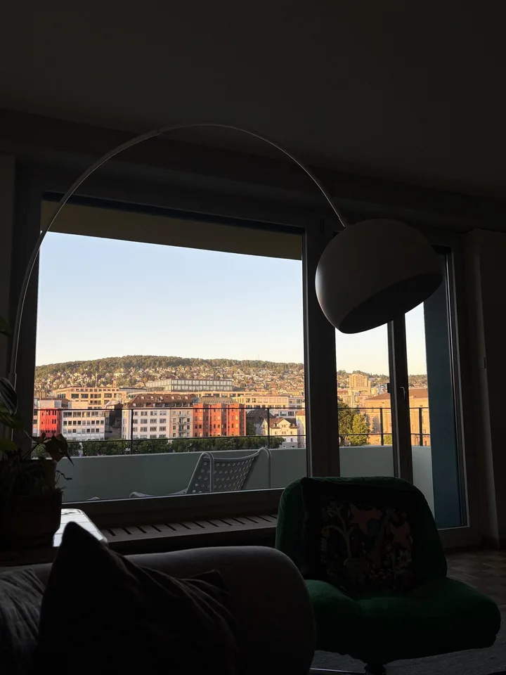 Grande chambre avec balcon privé dans un appartement de 96 m² | Quartier 4 | < 10 minutes à pied de la gare centrale