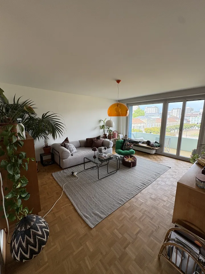 Grande chambre avec balcon privé dans un appartement de 96 m² | Quartier 4 | < 10 minutes à pied de la gare centrale