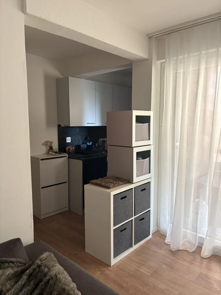Perfectly located lakeside studio and balcony, available until end September 2027 furnished/part-furnished