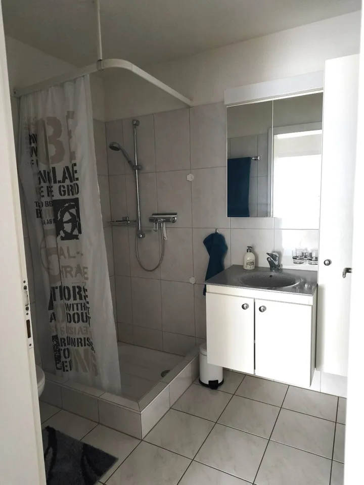 Privatzimmer mit eigener Dusche/WC, 28 Min bis ZH HB, inkl. Reinigung