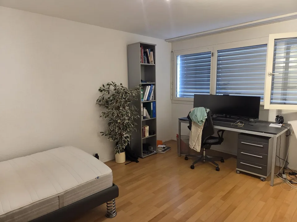 Ende August bis Ende September: Elternzimmer mit eigenem Bad in 3er-WG -Zufikon