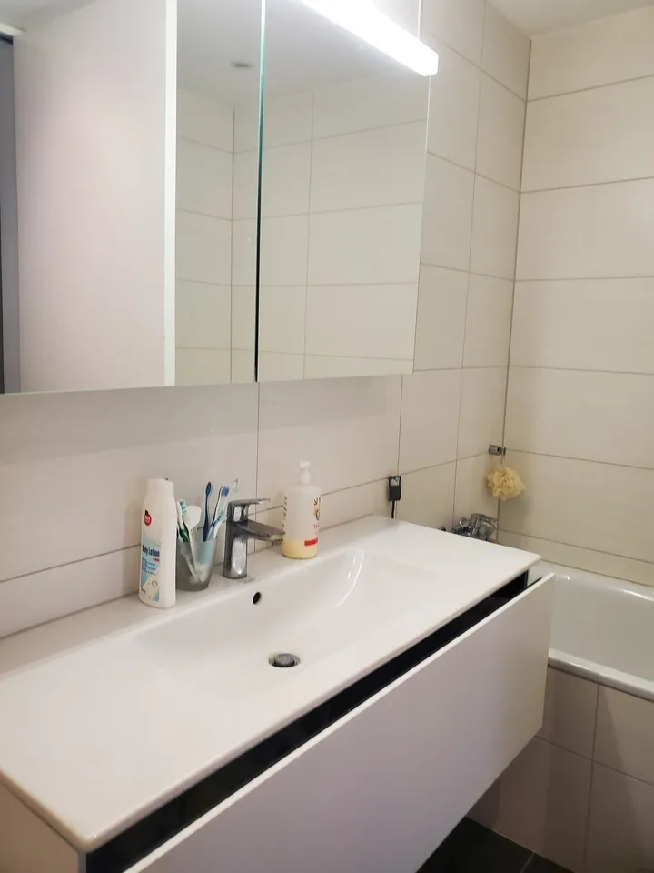 The bright extra large WG Zimmer with on suite bathroom, excellent location