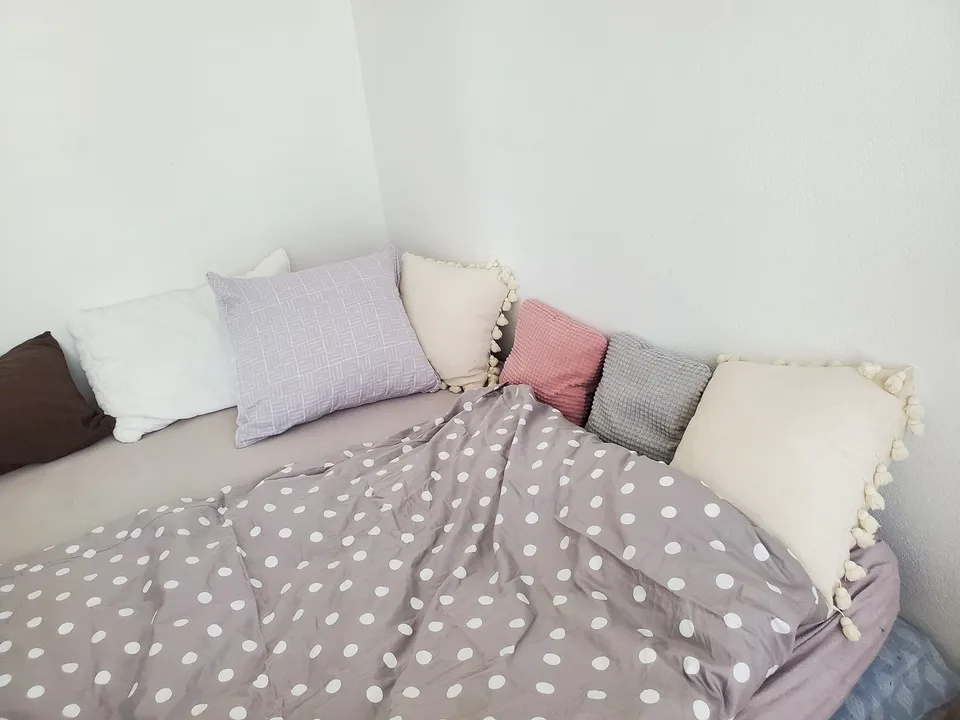 The bright extra large WG Zimmer with on suite bathroom, excellent location