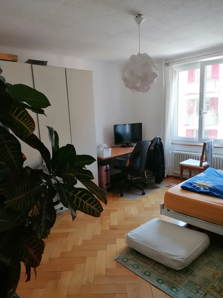 Sunny and quiet room - women only