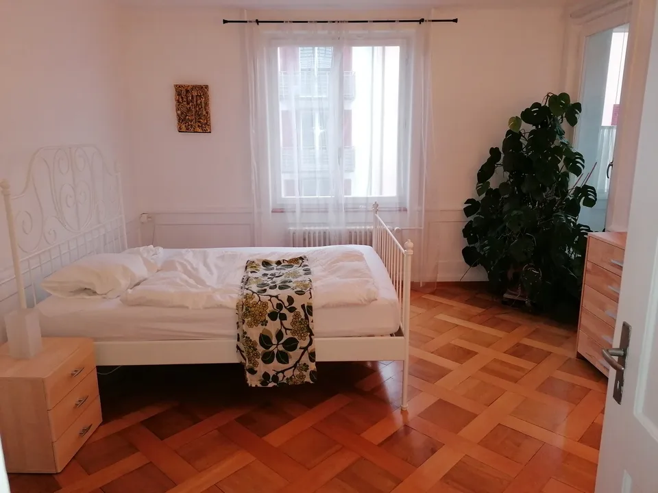 Sunny and quiet room - women only