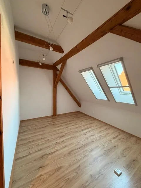 Vivre avec du caractère – appartement-maisonnette de 3,5 pièces en mansarde