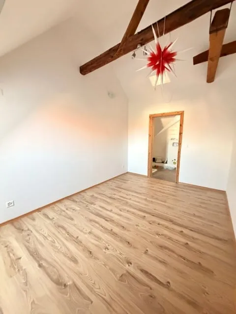 Vivre avec du caractère – appartement-maisonnette de 3,5 pièces en mansarde