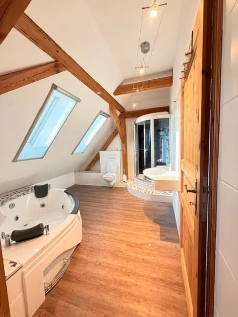 Vivre avec du caractère – appartement-maisonnette de 3,5 pièces en mansarde