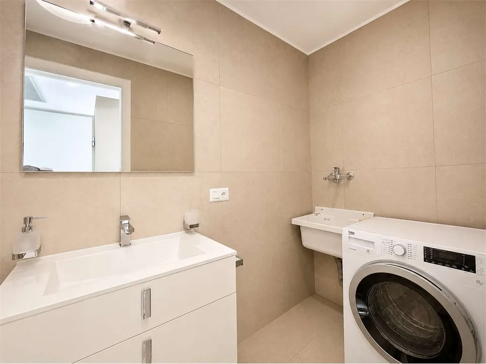 Luxury apartment, 4.5 rooms with large private garden in Pregas