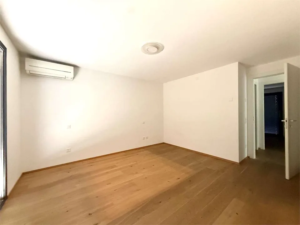 Luxury apartment, 4.5 rooms with large private garden in Pregas