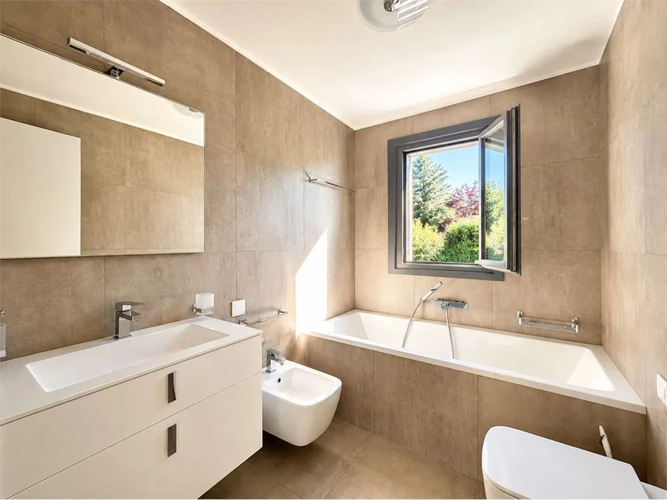 Luxury apartment, 4.5 rooms with large private garden in Pregas
