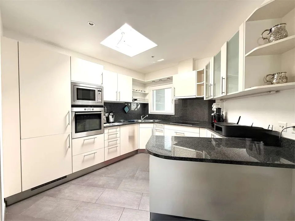 Appartement mansarde moderne de 4,5 pièces avec grand espace extérieur et toit-terrasse à Lugano