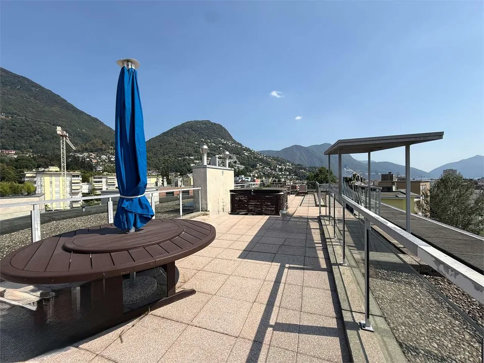 Attico moderno di 4,5 locali con vasto spazio esterno e rooftop a Luga