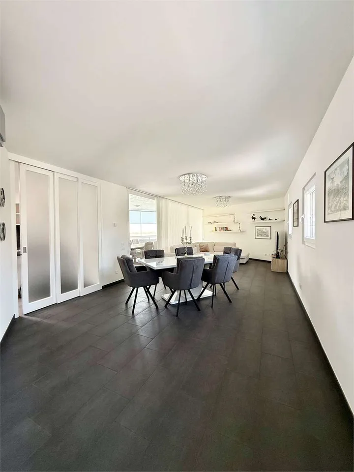 Appartement mansarde moderne de 4,5 pièces avec grand espace extérieur et toit-terrasse à Lugano