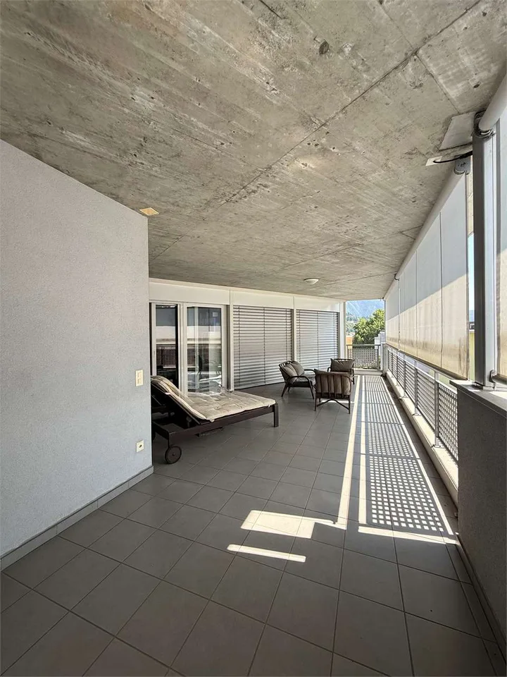 Appartement mansarde moderne de 4,5 pièces avec grand espace extérieur et toit-terrasse à Lugano