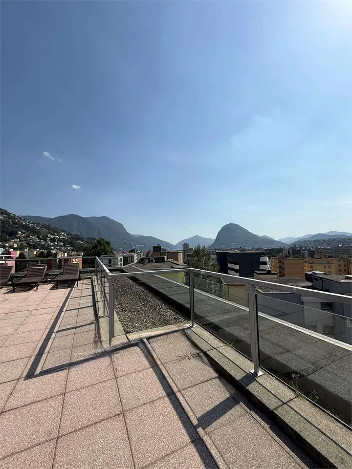 Appartement mansarde moderne de 4,5 pièces avec grand espace extérieur et toit-terrasse à Lugano