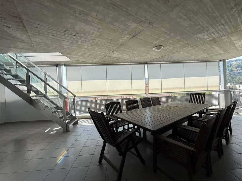Appartement mansarde moderne de 4,5 pièces avec grand espace extérieur et toit-terrasse à Lugano