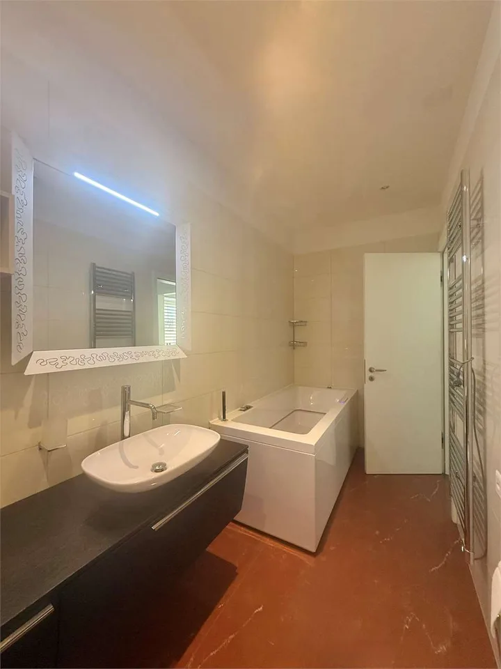 Moderne 3.5-Zimmer-Wohnung mit Balkon zur Miete, nur zwei Schritte entfernt