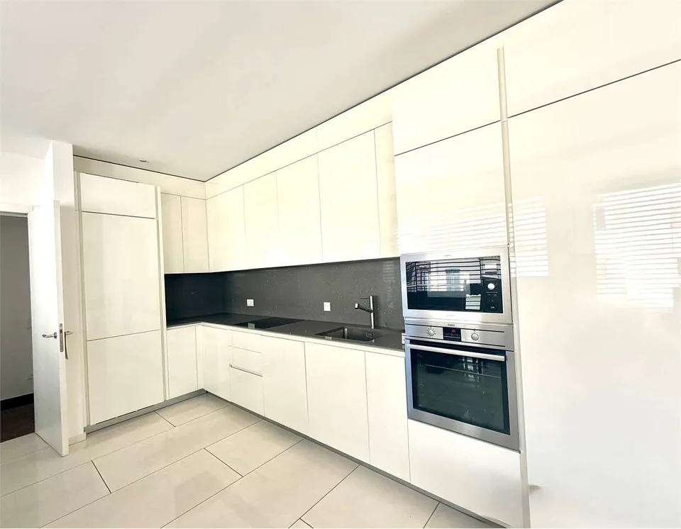 Moderne 3.5-Zimmer-Wohnung mit Balkon zur Miete, nur zwei Schritte entfernt