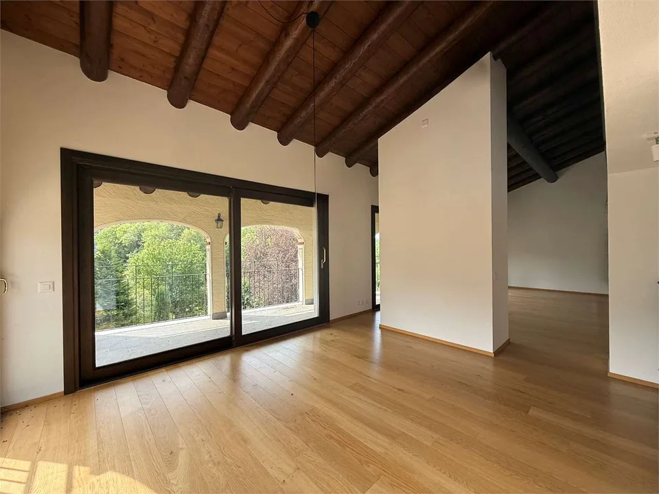 Atticapartment mit 5,5 Zimmern, Terrasse und privatem Garten in O