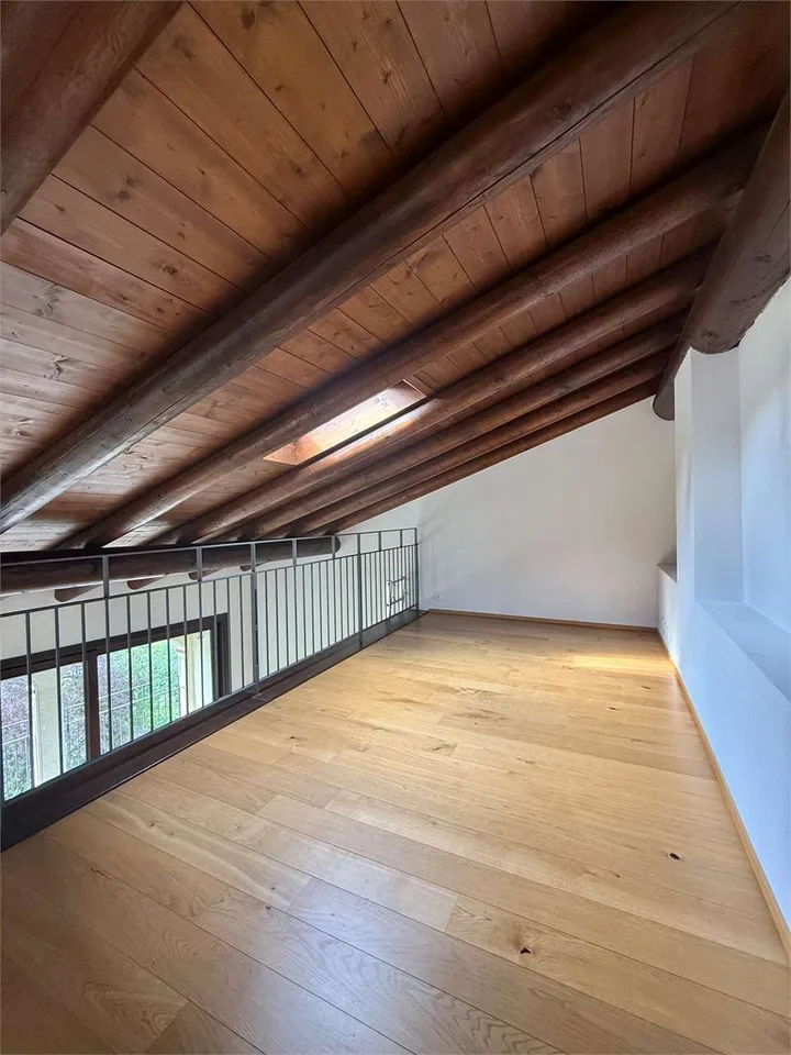 Atticapartment mit 5,5 Zimmern, Terrasse und privatem Garten in O