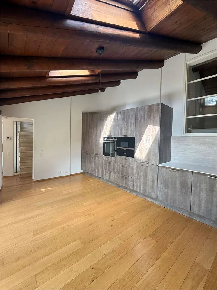 Atticapartment mit 5,5 Zimmern, Terrasse und privatem Garten in O