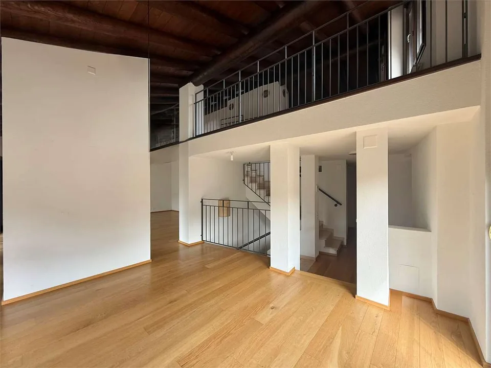 Atticapartment mit 5,5 Zimmern, Terrasse und privatem Garten in O