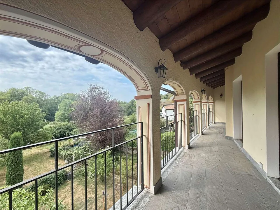 Appartamento attico di 5,5 locali con terrazzo e giardino privato ad O