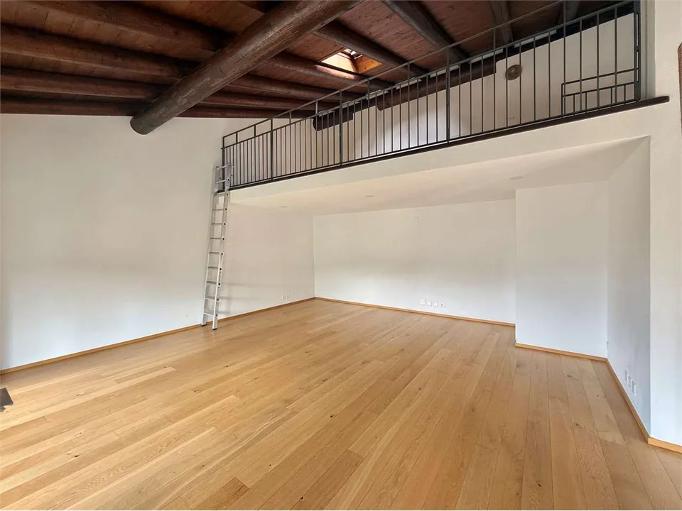 Atticapartment mit 5,5 Zimmern, Terrasse und privatem Garten in O