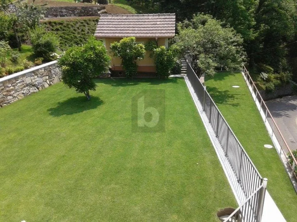 Moderne und geräumige Immobilie mit großem Garten