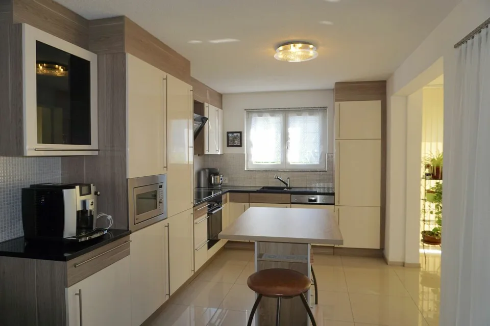 ARI-262 - Magnificent ground floor with 5.5 rooms in a two-unit house