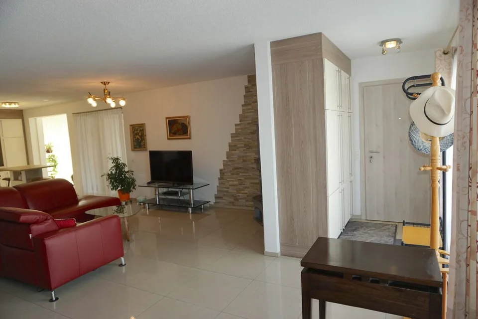 ARI-262 - Magnificent ground floor with 5.5 rooms in a two-unit house