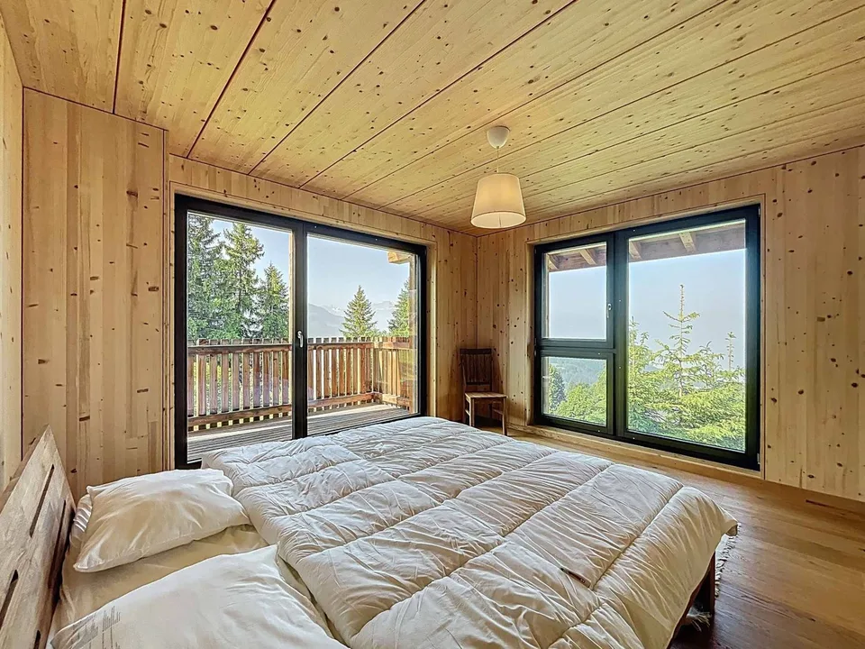 Modernes Chalet mit freier Sicht auf die Berge – Foto 4 von 10