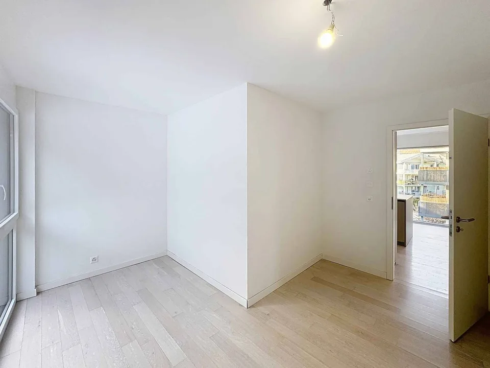 Vier-Zimmer-Wohnung mit Bergblick und viel Licht – Foto 8 von 13