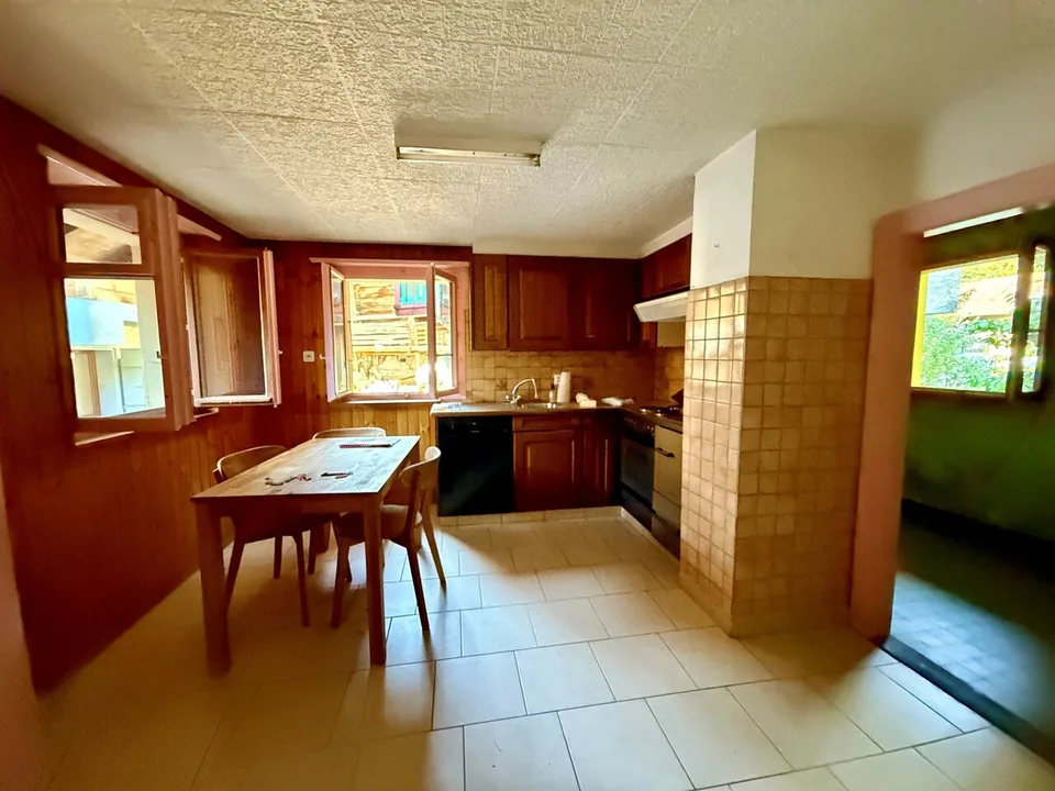 Maison villageoise de deux appartements à rénover à Beuson
