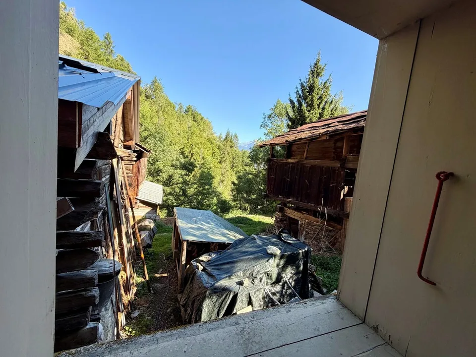 Maison villageoise de deux appartements à rénover à Beuson