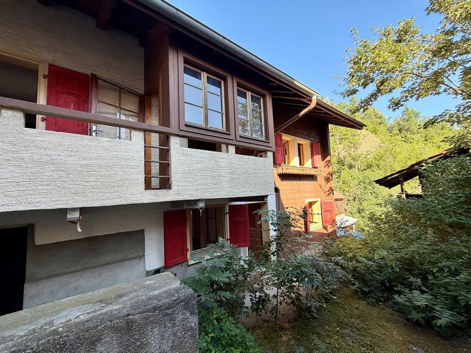 Maison villageoise de deux appartements à rénover à Beuson