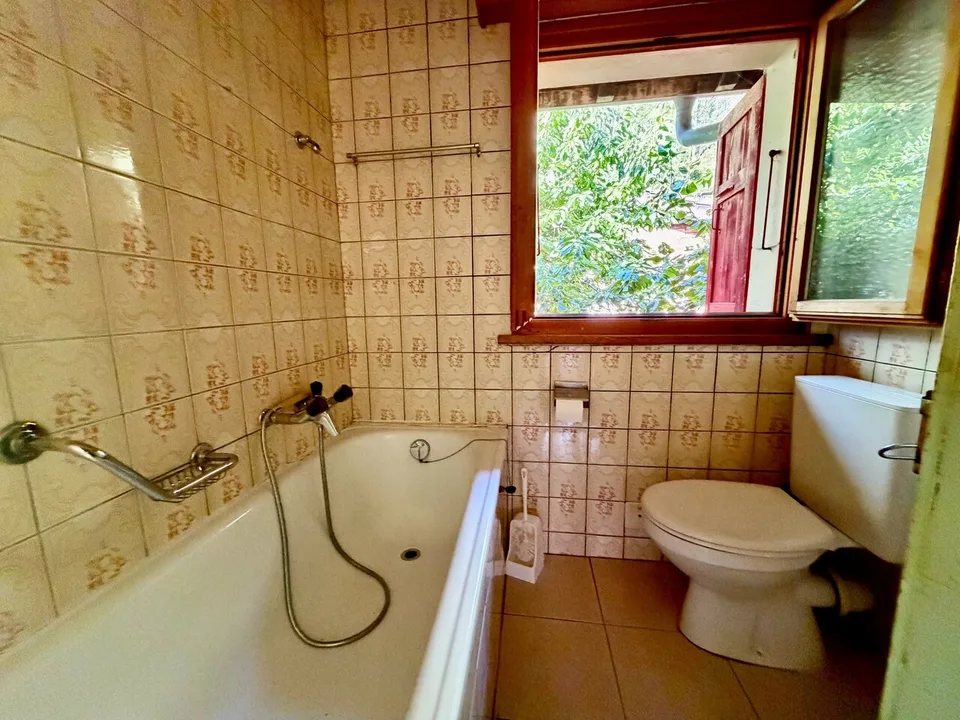 Maison villageoise de deux appartements à rénover à Beuson
