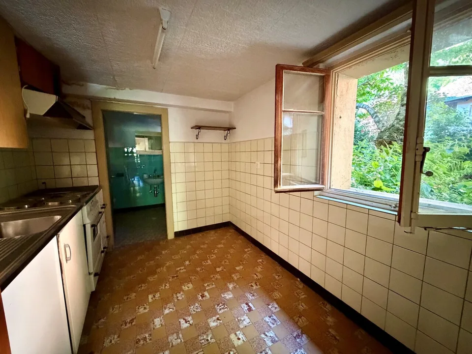 Maison villageoise de deux appartements à rénover à Beuson