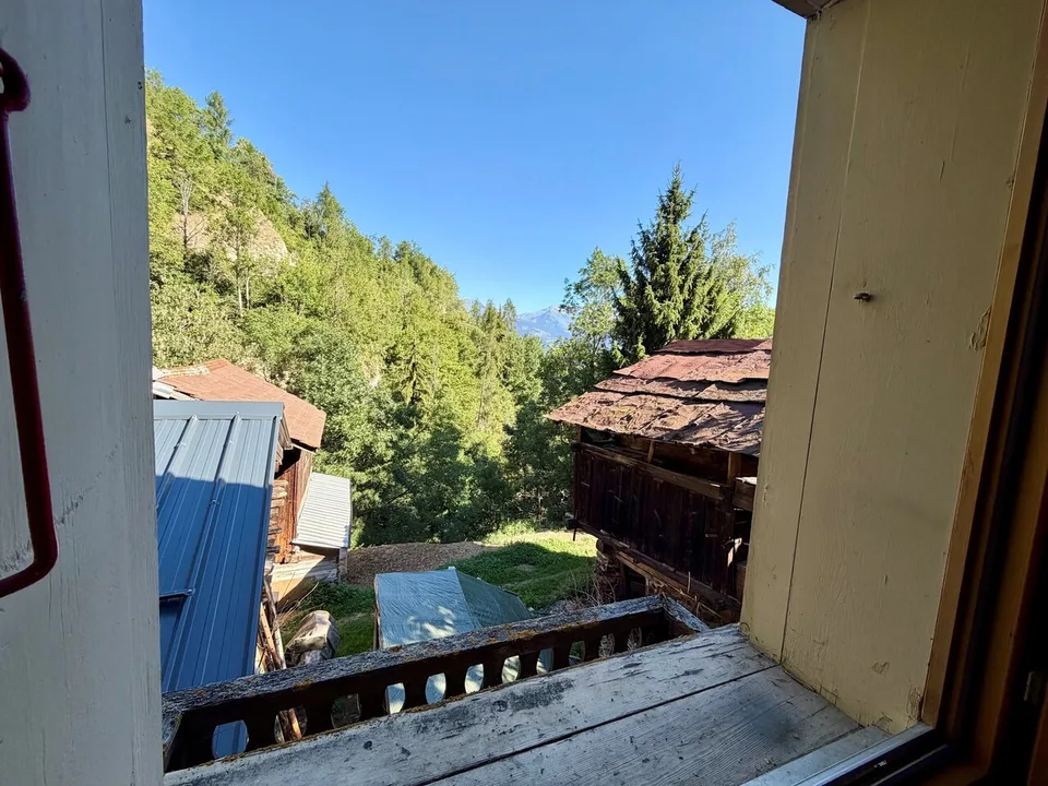Maison villageoise de deux appartements à rénover à Beuson