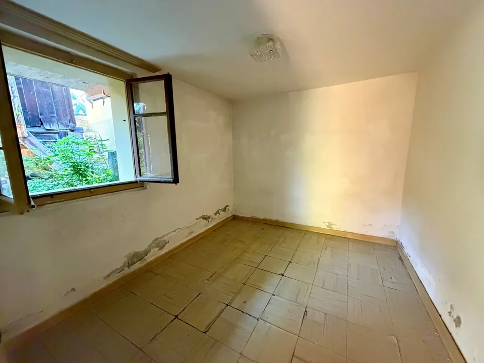 Maison villageoise de deux appartements à rénover à Beuson