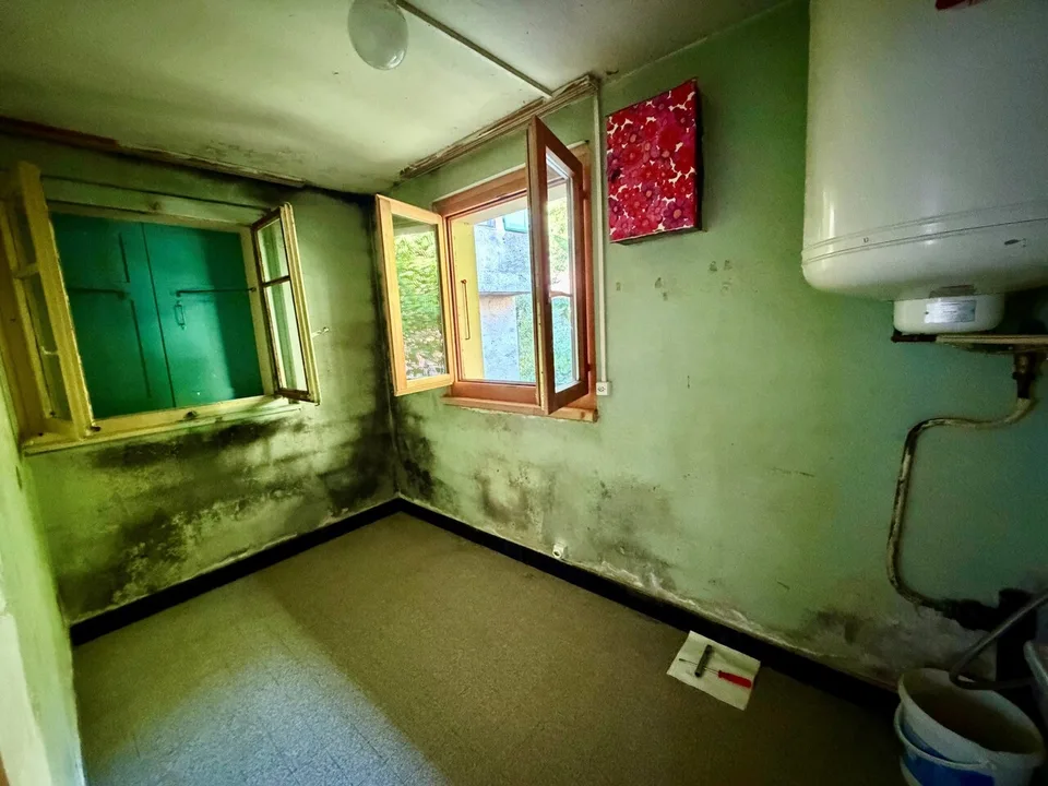 Maison villageoise de deux appartements à rénover à Beuson