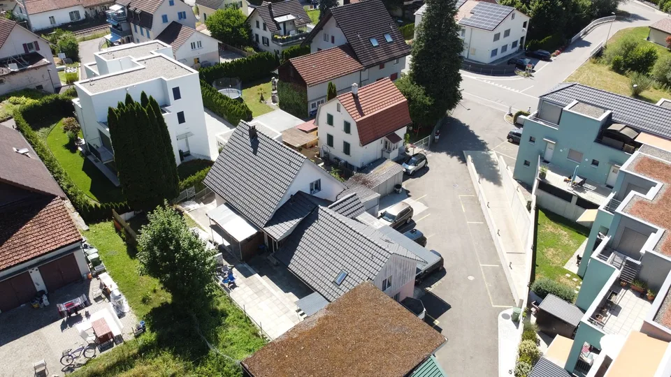 2 maisons avec 8 chambres et une grande terrasse à Kollbrunn à vendre