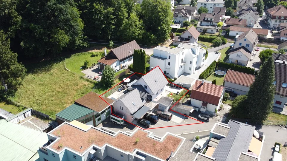 2 maisons avec 8 chambres et une grande terrasse à Kollbrunn à vendre