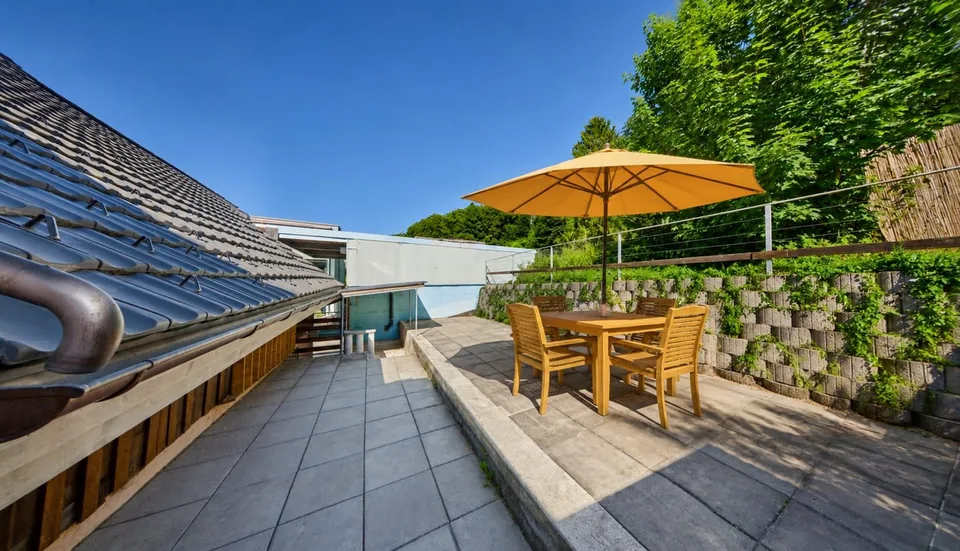2 maisons avec 8 chambres et une grande terrasse à Kollbrunn à vendre