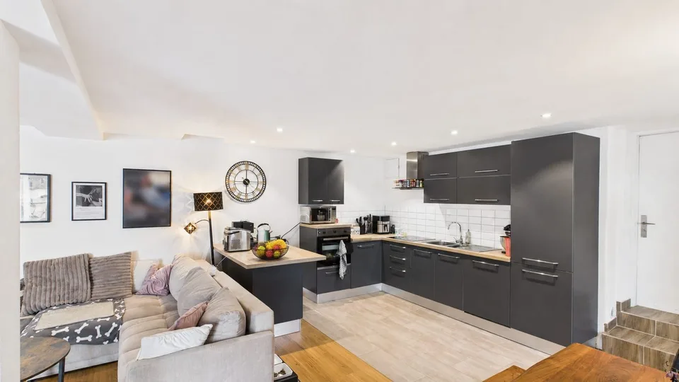 2 maisons avec 8 chambres et une grande terrasse à Kollbrunn à vendre